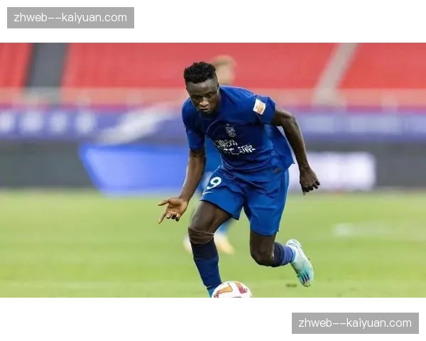 青岛西海岸阿齐兹三次射门冲击防线 外援前锋持续施压